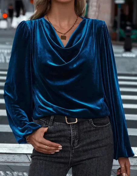Julia– Aksamitna bluzka z długim rękawem i drapowanym kołnierzem